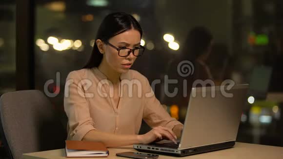 女员工使用笔记本电脑时眼睛疲劳头痛工作过度视频的预览图