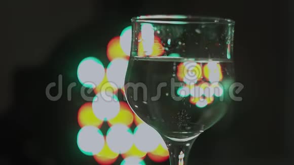 有气泡的香槟酒杯中闪光灯反射的特写镜头视频的预览图