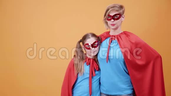 穿着超级英雄服装的年轻男女视频的预览图