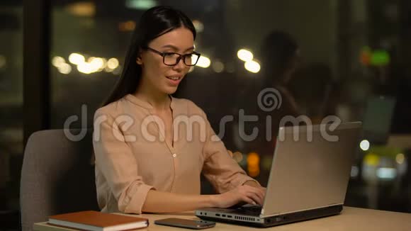 女孩关闭笔记本电脑在工作场所冥想在办公室进行恢复性锻炼视频的预览图