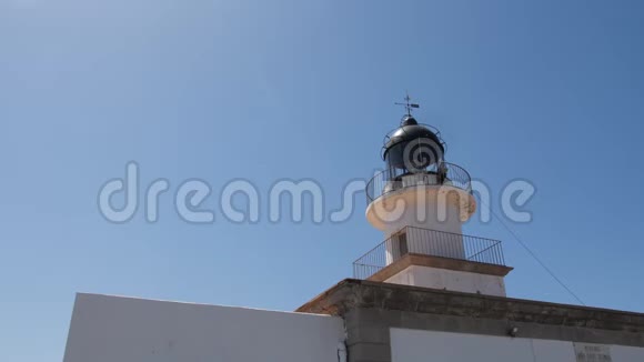 西班牙克里乌斯角灯塔塔对着蓝天4K慢慢视频的预览图