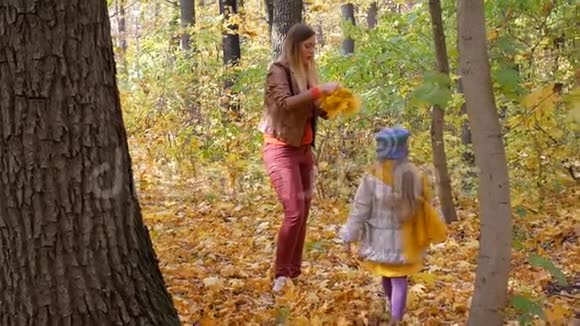 母亲和孩子一起编织黄叶花环视频的预览图