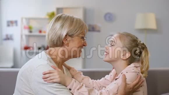 女孩子和奶奶家庭世代爱情联系亲密视频的预览图