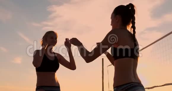两个年轻女孩在排球赛后打高球视频的预览图