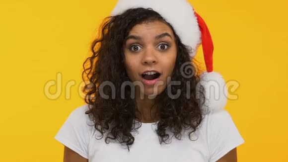 戴着圣诞帽的女孩惊讶地说哇新年礼物让她惊喜不已视频的预览图