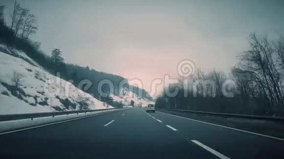 公路交通冬季行车4K视频视频的预览图