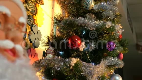 圣诞老人圣诞树花环上闪烁的灯有选择的焦点视频的预览图