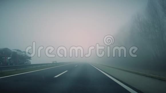 公路交通秋季行车带雾4K视频视频的预览图