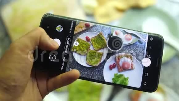 用破手机拍健康鳄梨三文鱼配水煮蛋视频的预览图
