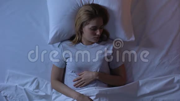 年轻女子安静地睡在舒适的床上睡眠质量好视野开阔视频的预览图