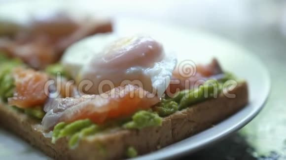 三文鱼煮蛋鳄梨三明治美食视频的预览图
