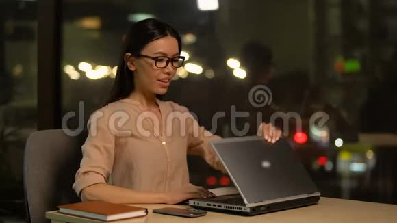 女孩在笔记本电脑上查看电子邮件对第一份工作的招聘非常满意视频的预览图