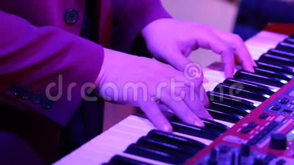 迪斯科舞厅舞台上的乐队音乐会把焦点从鼓手转移到键盘手音乐家的手视频的预览图