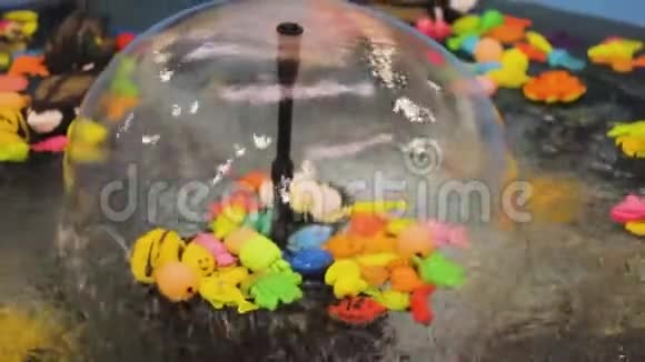 喷泉玩具泼水打鱼游戏视频的预览图