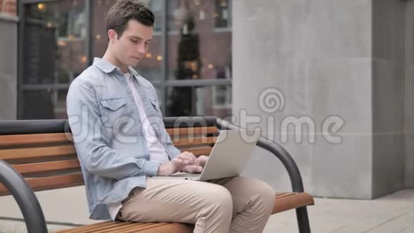 有背痛的年轻人在户外工作视频的预览图