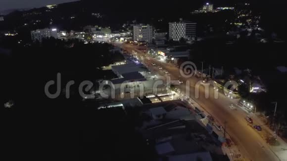 夜间城市生活车辆和自行车交通在越南的柏油路上视频的预览图