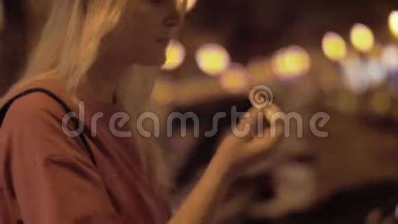 晚上在外面用唇膏的女人视频的预览图