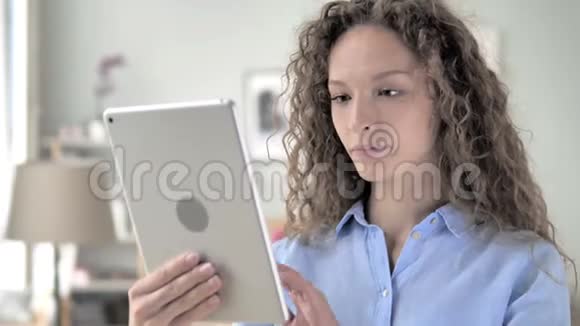 卷发女子平板电脑在线视频聊天视频的预览图