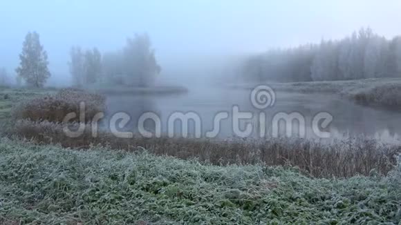 十月的清晨池塘上弥漫着薄雾彼得罗夫斯科耶俄罗斯视频的预览图