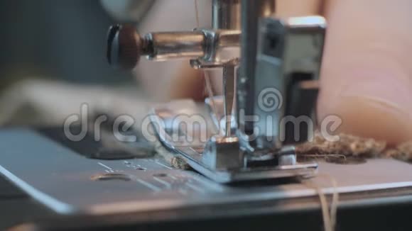 在缝纫机上用粗麻布做特写用缝纫机修理织物手工制衣工业概念4公里视频的预览图