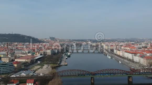 布拉格城堡和伏尔塔瓦河的空中电影视频的预览图