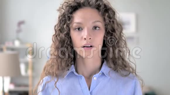 不卷发女人摇头拒绝求婚视频的预览图