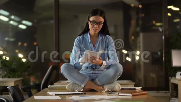 有创意的亚洲女人坐在办公室的桌子上思考着创业的想法视频的预览图