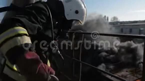 戴着防毒面具的消防队员在工作视频的预览图