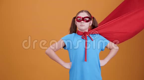 自信的年轻女孩相信自己是个超级英雄视频的预览图