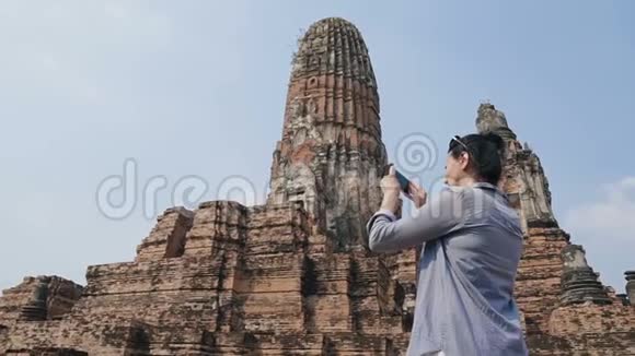 女人正在拍摄寺庙的录像视频的预览图
