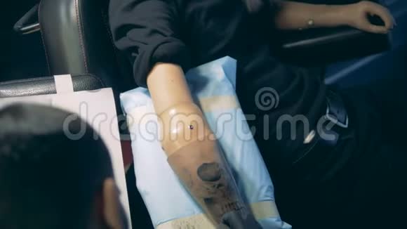 纹身大师在人工手臂上创造了一个纹身视频的预览图