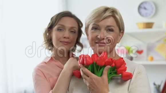 快乐的女性在镜头前捧着郁金香国际妇女节视频的预览图
