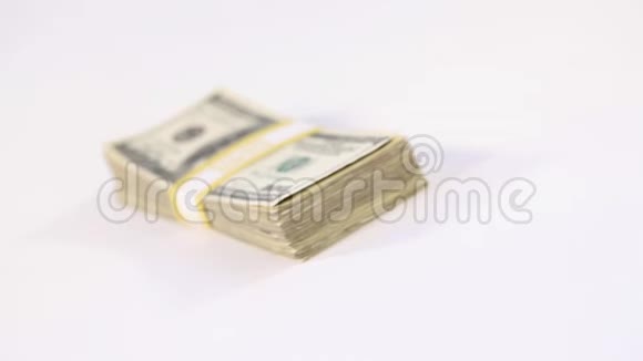 一摞百元钞票掉在桌上视频的预览图