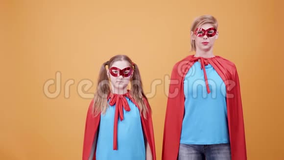 超级妈妈和她的女儿伪装成超级英雄视频的预览图