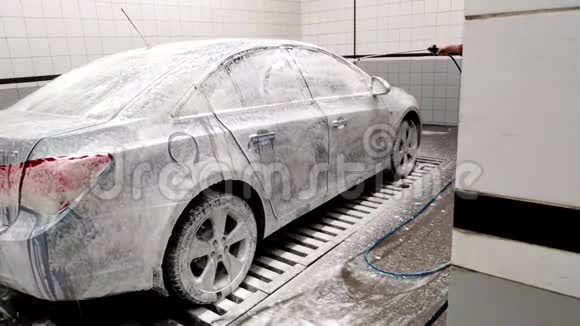 洗车场的车上全是泡沫视频的预览图