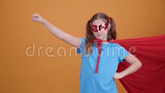 年轻的超级英雄向天空举起拳头视频的预览图