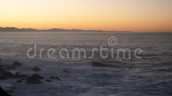 圣塞巴斯蒂安多诺西亚日落去看海洋视频的预览图
