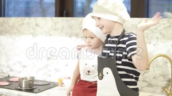 兄妹俩被拍到在孩子们厨房里视频的预览图