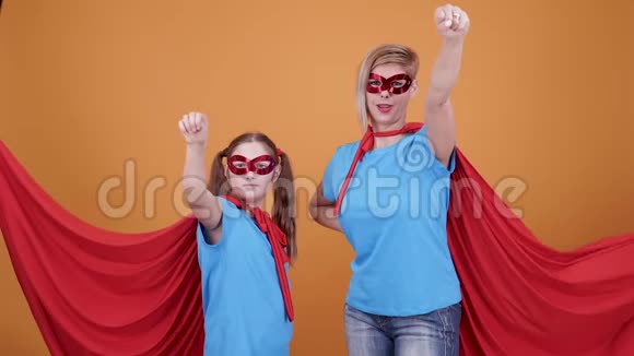 小女孩和她妈妈假装超级英雄视频的预览图