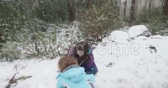 孩子们在雪地里玩和扔雪球视频的预览图
