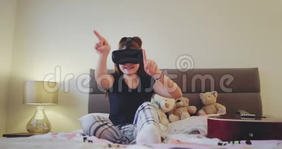 一个很酷的青少年戴着虚拟现实眼镜玩着有趣的游戏探索着整个虚拟世界视频的预览图