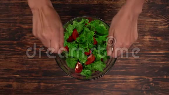 女性手在碗里混合蔬菜视频的预览图