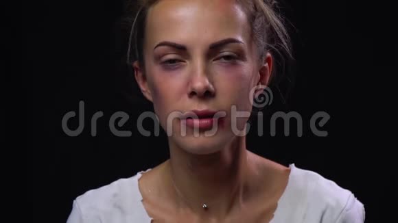 快要流泪的女人家庭虐待社会问题视频的预览图