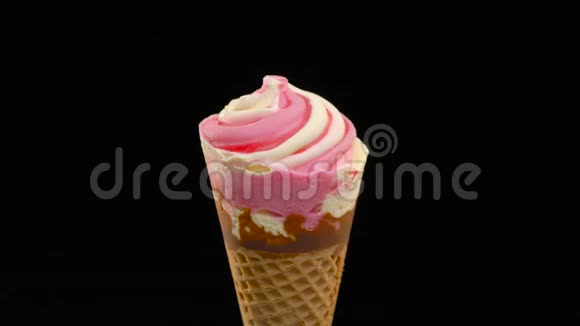 深色背景下的华夫饼蛋卷粉红色冰淇淋视频的预览图