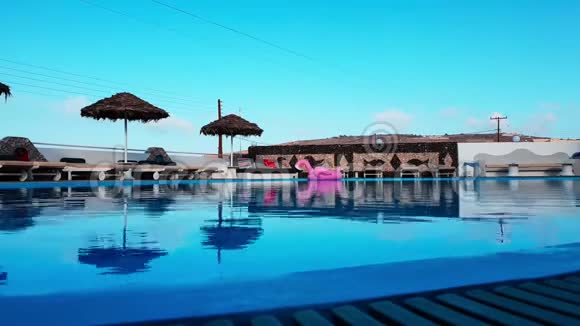 日出期间豪华度假胜地的室外游泳池视频的预览图