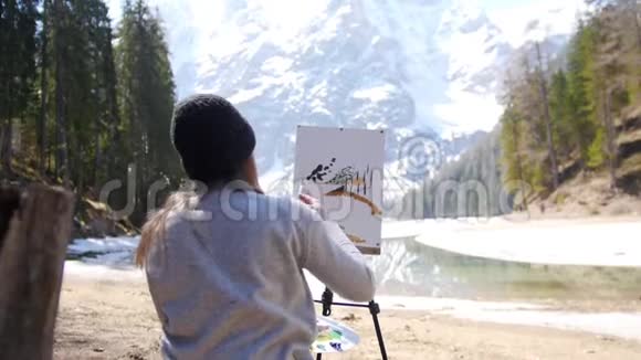 坐在白云石椅子上的年轻女子画一幅关于自然的画视频的预览图