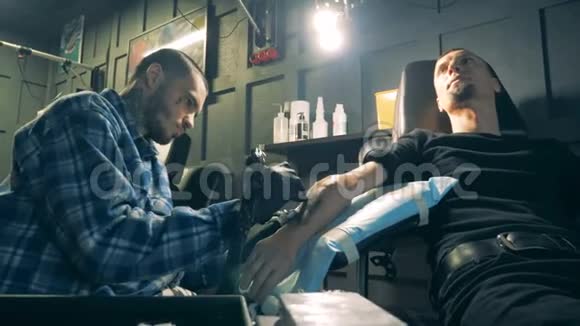 残疾人在假手上纹上新纹身视频的预览图
