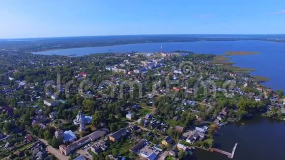 俄罗斯塞利格湖奥斯塔什科夫镇的鸟瞰图视频的预览图
