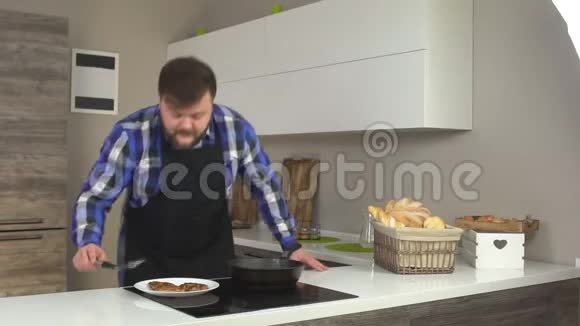 厨房里一个留着胡子的胖子嗅着油炸的鲜切片的香味慢悠悠地说视频的预览图