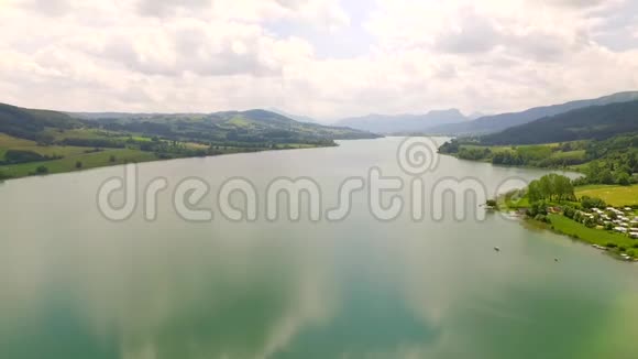 奥地利上奥地利莱特尔附近的Irrsee湖视频的预览图